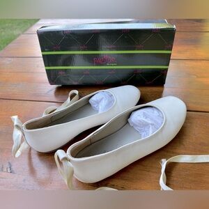 Pazitos girls ivory ballet slipper flats w/ satin ribbon wrap. EU 34 / US 2.5-3